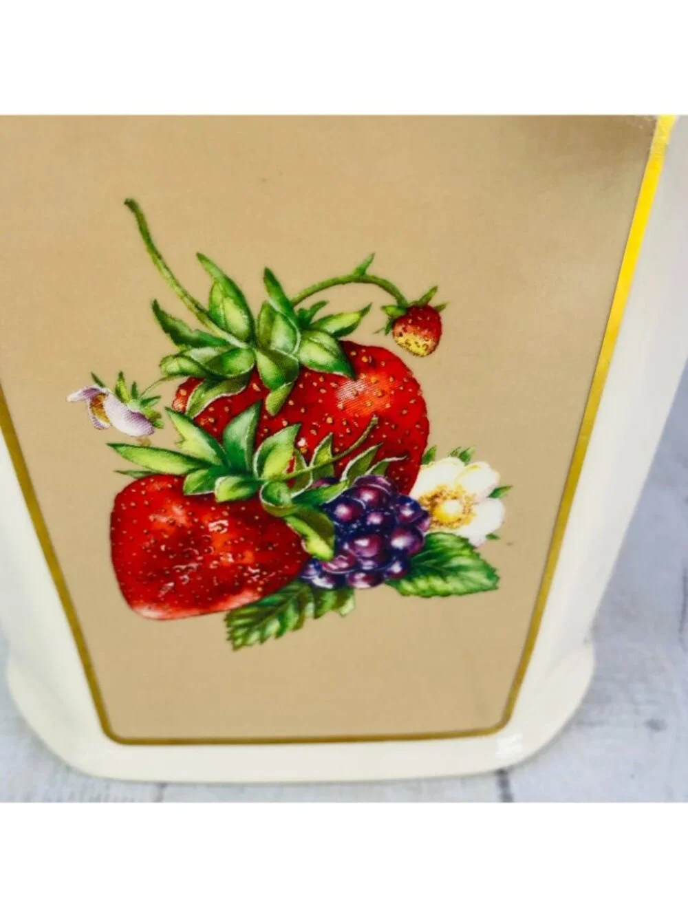 Knott's Berry Farm STRAWBERRY BLUEBERRIES Floral Ceramic Ivory 10